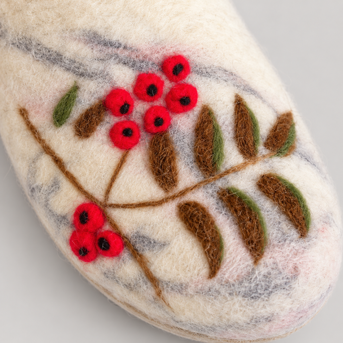 LN917 red berry and leaf decoration close-up