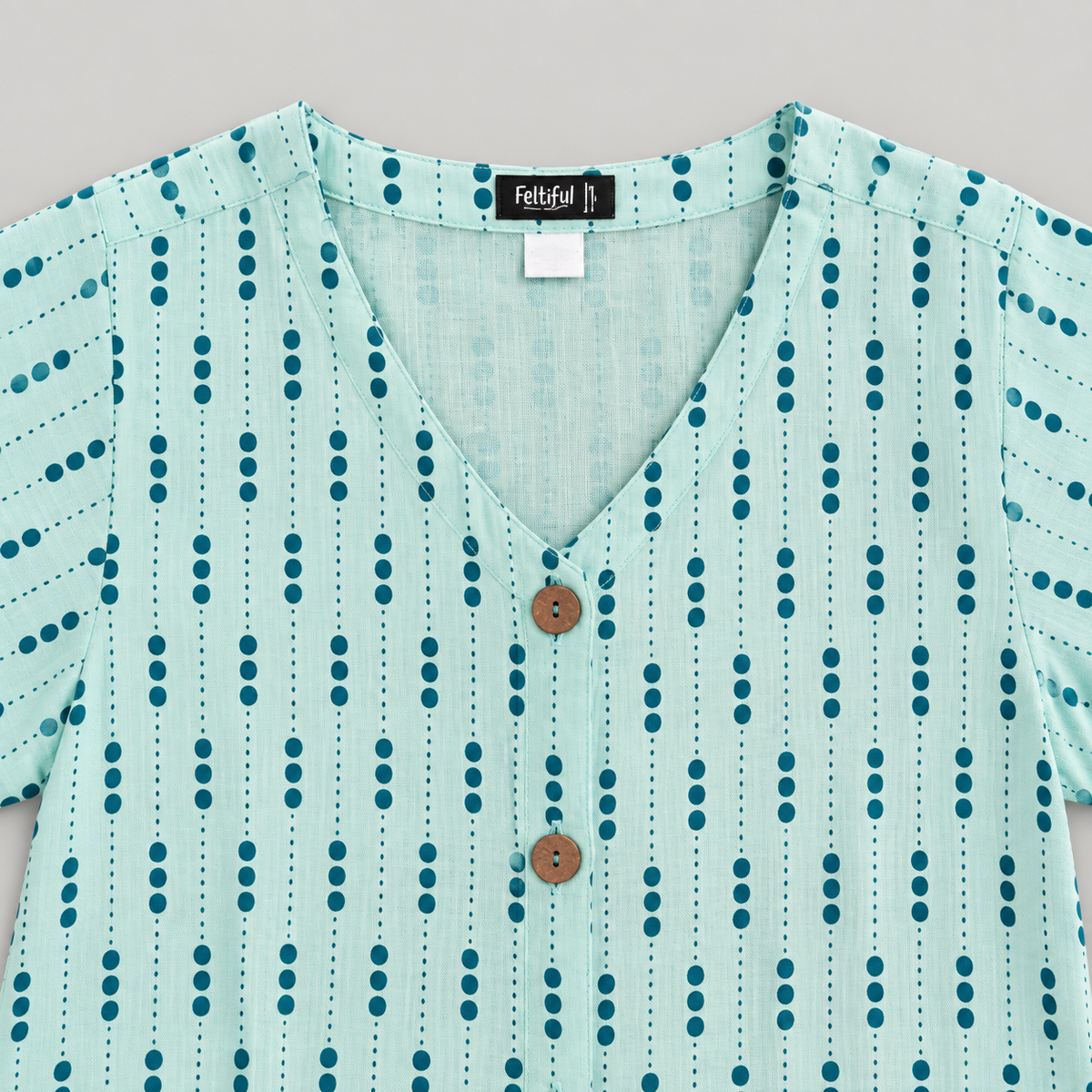 RT821 V-neck and short sleeve detail