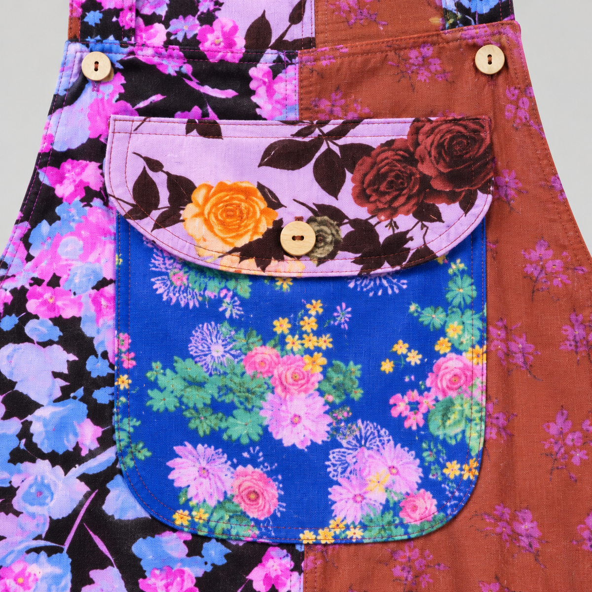 KD622 floral bib pocket and wooden button detail