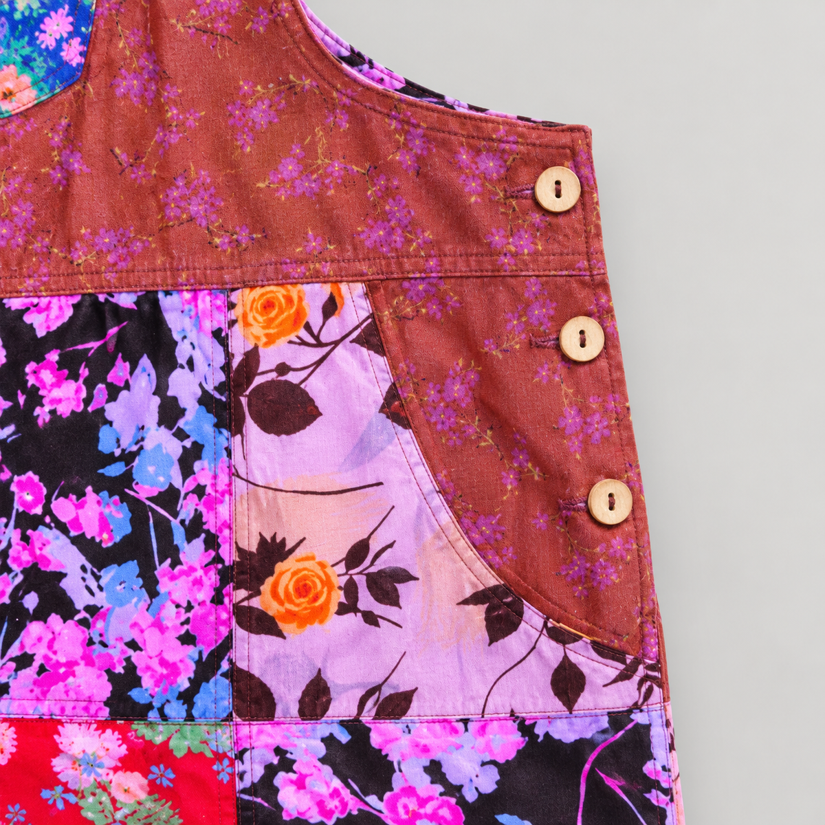KD622 original curved side pocket and fastening detail